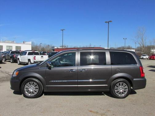 2016 Chrysler Town & Country Touring-L