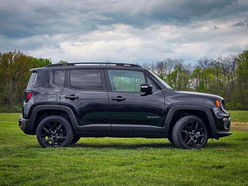 Black Clearcoat 2022 Jeep Renegade Altitude