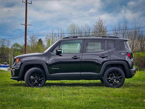 Black Clearcoat 2022 Jeep Renegade Altitude