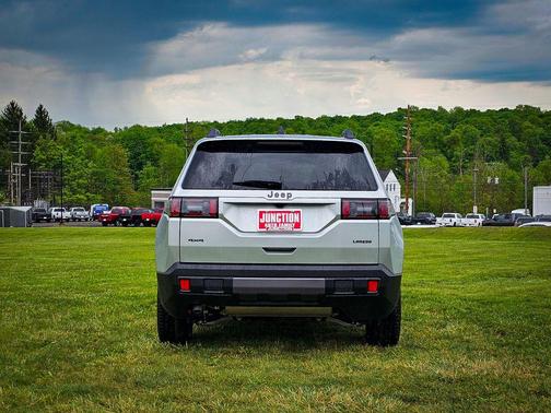 Silver Zynith Clearcoat 2026 Jeep Cherokee Laredo