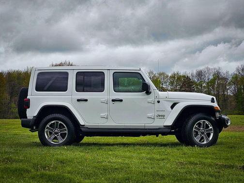 Bright White Clearcoat 2022 Jeep Wrangler Unlimited Sahara