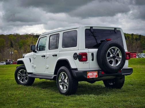 Bright White Clearcoat 2022 Jeep Wrangler Unlimited Sahara