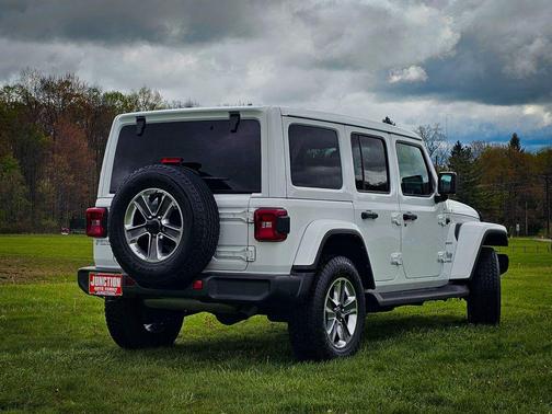 Bright White Clearcoat 2022 Jeep Wrangler Unlimited Sahara