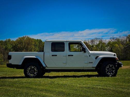 Bright White Clearcoat 2026 Jeep Gladiator Sahara 4x4