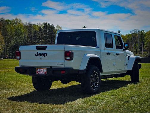 Bright White Clearcoat 2026 Jeep Gladiator Sahara 4x4