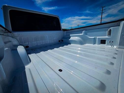 Bright White Clearcoat 2026 Jeep Gladiator Sahara 4x4