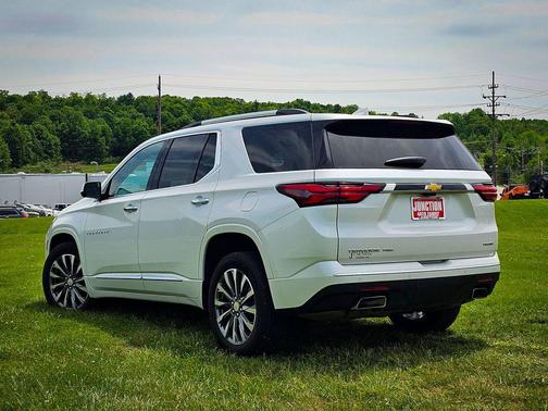 Iridescent Pearl Tricoat 2023 Chevrolet Traverse Premier