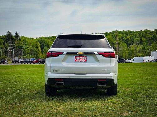 Iridescent Pearl Tricoat 2023 Chevrolet Traverse Premier