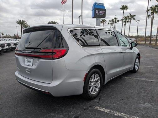 2024 Chrysler Pacifica Touring-L