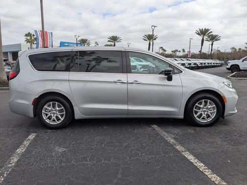 2024 Chrysler Pacifica Touring-L