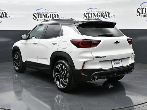 Iridescent Pearl Tricoat 2025 Chevrolet Trailblazer RS