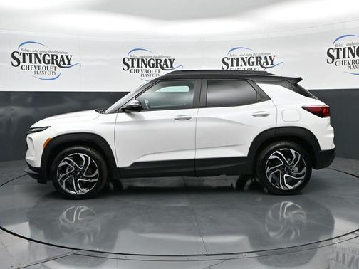 Iridescent Pearl Tricoat 2025 Chevrolet Trailblazer RS