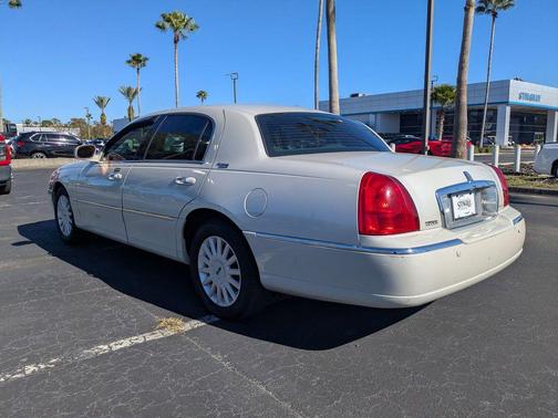 2005 Lincoln Town Car Signature Limited