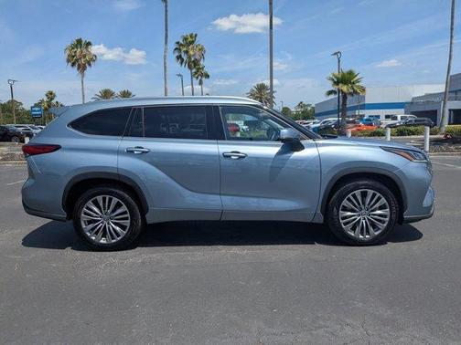 2022 Toyota Highlander Platinum