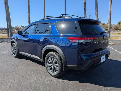 2022 Nissan Pathfinder SV