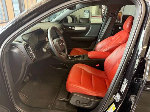 2019 Volvo XC40 T5 Momentum