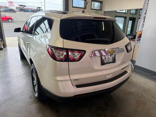 White 2015 Chevrolet Traverse 2LT