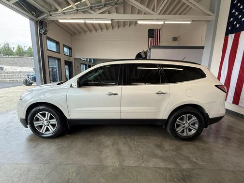 White 2015 Chevrolet Traverse 2LT