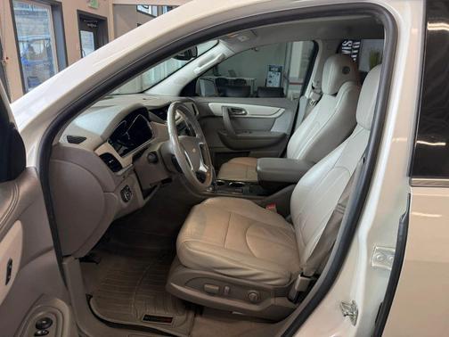 White 2015 Chevrolet Traverse 2LT