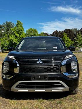 Black 2022 Mitsubishi Outlander SE