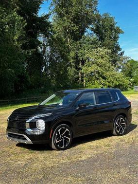 Black 2022 Mitsubishi Outlander SE