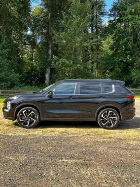 Black 2022 Mitsubishi Outlander SE