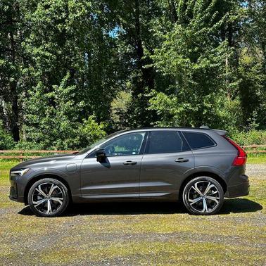 Platinum Grey Metallic 2024 Volvo XC60 Recharge Plug-In Hybrid T8 Ultimate Dark Theme