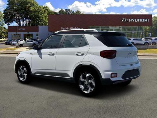 Lunar White w/Black Roof 2026 Hyundai VENUE SEL w/Two-Tone Roof