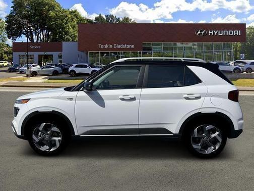 Lunar White w/Black Roof 2026 Hyundai VENUE SEL w/Two-Tone Roof