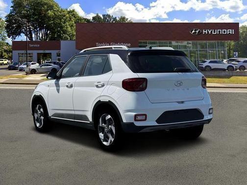 Lunar White w/Black Roof 2026 Hyundai VENUE SEL w/Two-Tone Roof