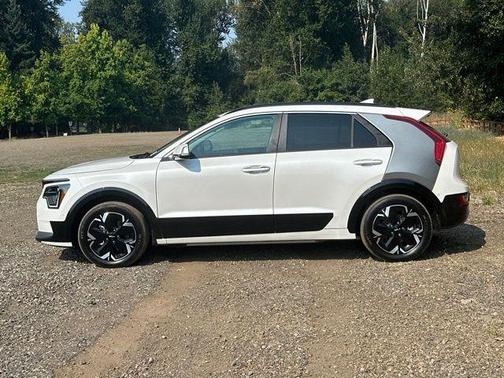 Snow White Pearl 2023 Kia Niro EV Wave