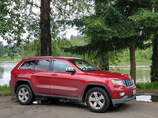 Photo 2 of 2 of 2011 Jeep Grand Cherokee Laredo