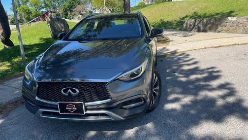 2017 INFINITI QX30 Premium