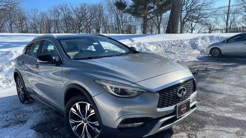 2017 INFINITI QX30 Premium