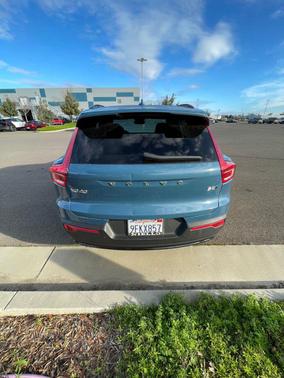 2023 Volvo XC40 B5 Ultimate Dark Theme