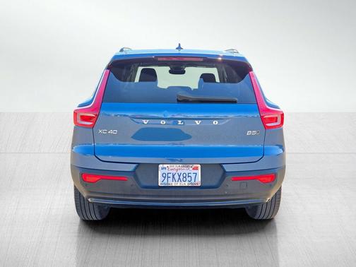 2023 Volvo XC40 B5 Ultimate Dark Theme