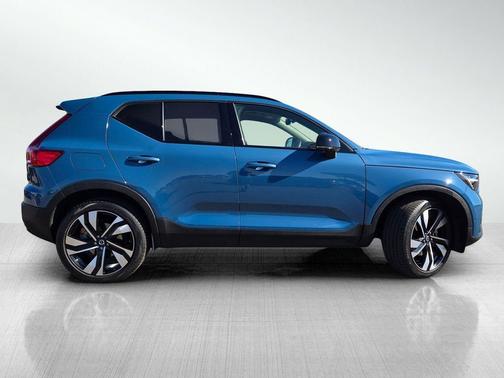 2023 Volvo XC40 B5 Ultimate Dark Theme