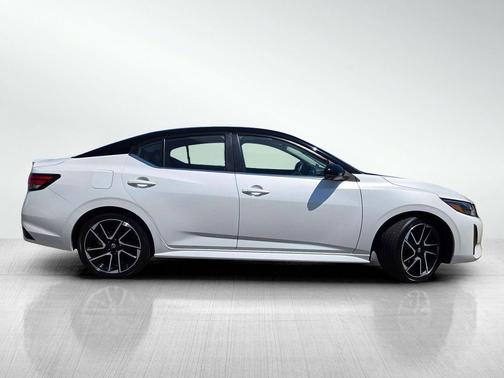 Aspen White Tricoat/Super Black 2025 Nissan Sentra SR