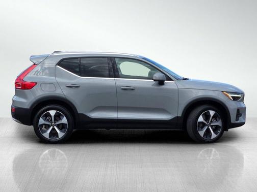 2024 Volvo XC40 B5 Plus Bright Theme