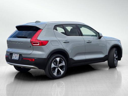 2024 Volvo XC40 B5 Plus Bright Theme