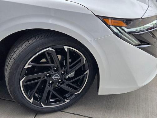Aspen White/Super Black 2026 Nissan Sentra SR