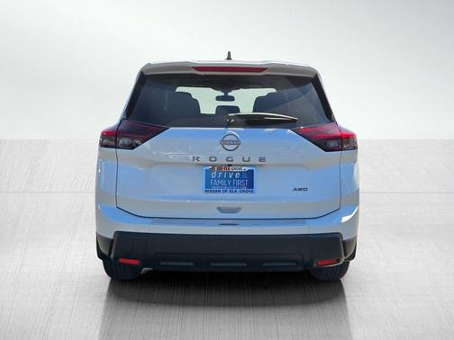 Everest White Pearl Tricoat 2026 Nissan Rogue SV