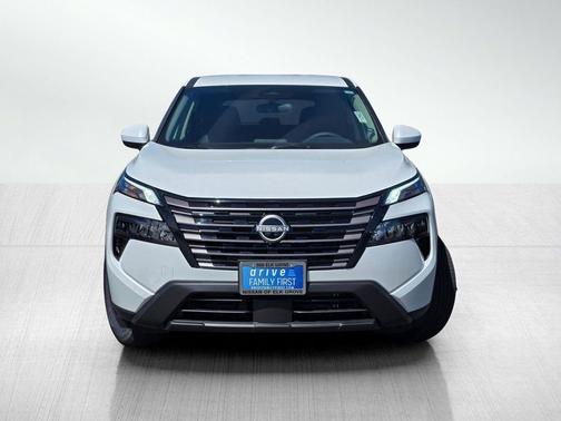 Everest White Pearl Tricoat 2026 Nissan Rogue SV