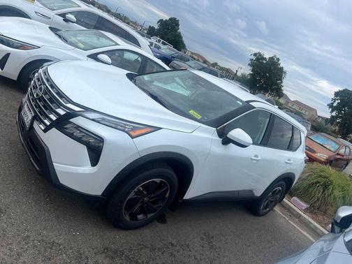 Everest White Pearl Tricoat 2026 Nissan Rogue SV