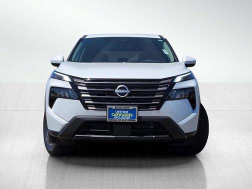 Everest White Pearl Tricoat 2026 Nissan Rogue SV