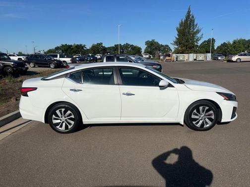 Glacier White 2023 Nissan Altima S FWD