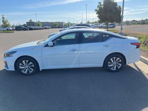 Glacier White 2023 Nissan Altima S FWD
