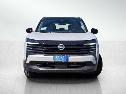 Aspen White/Super Black 2026 Nissan Kicks SV