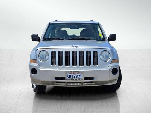 Bright Silver Metallic Clearcoat 2010 Jeep Patriot Sport