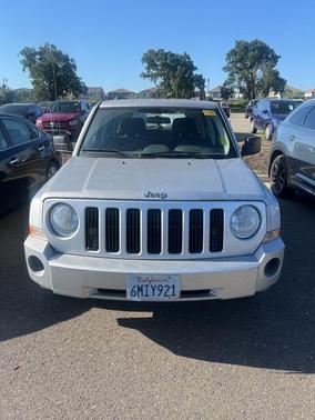 Bright Silver Metallic Clearcoat 2010 Jeep Patriot Sport